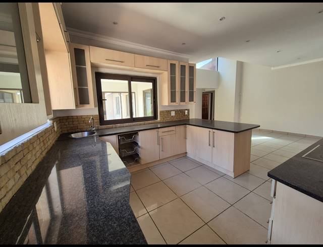 3 BEDROOM TOWNHOUSE FOR SALE IN VANDERBIJLPARK SW 5